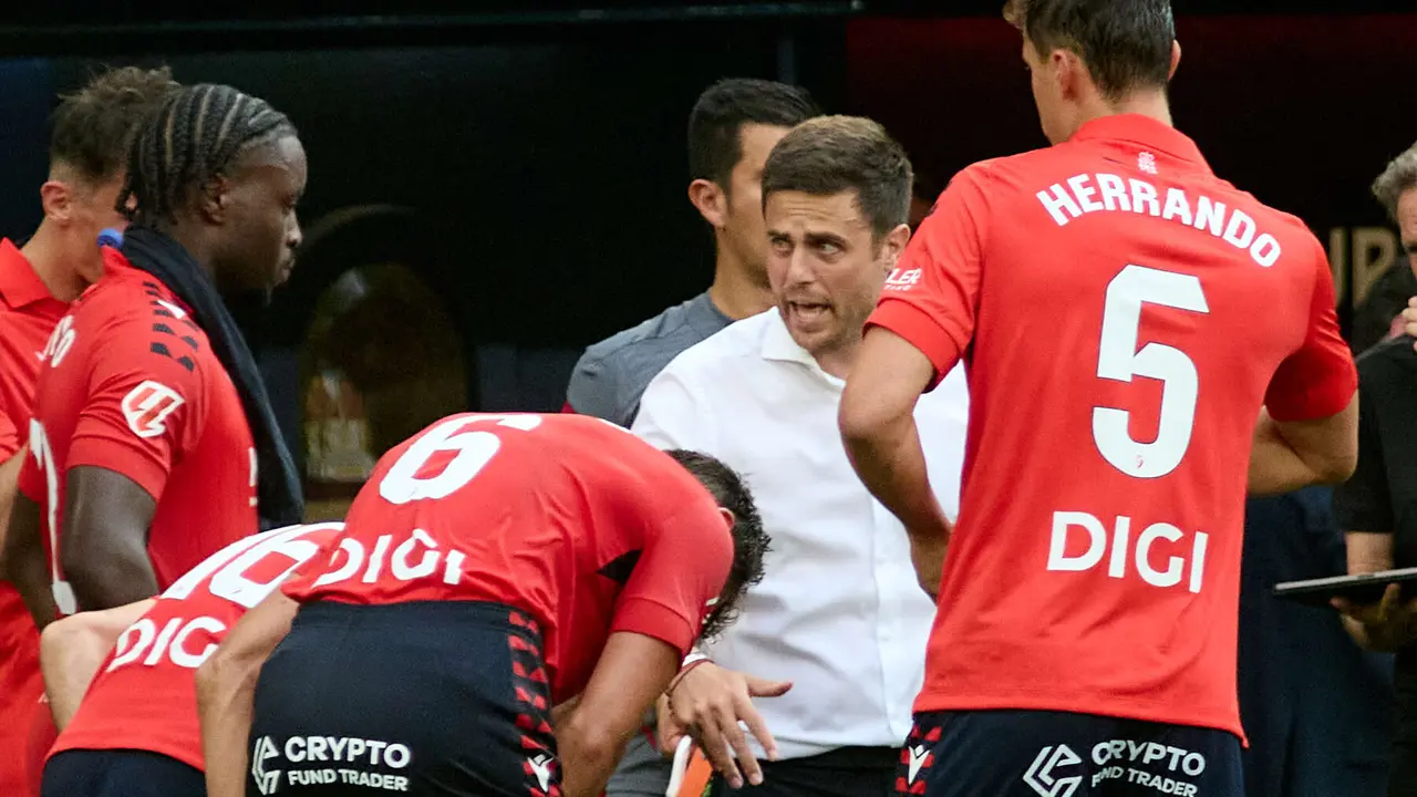 Alessio Lisci (entrenador CA Osasuna) durante el partido de La Liga EA Sports entre CA Osasuna y Valencia CF disputado en el estadio de El Sadar en Pamplona. IÑIGO ALZUGARAY