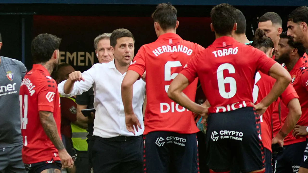 Alessio Lisci (entrenador CA Osasuna) durante el partido de La Liga EA Sports entre CA Osasuna y Valencia CF disputado en el estadio de El Sadar en Pamplona. IÑIGO ALZUGARAY