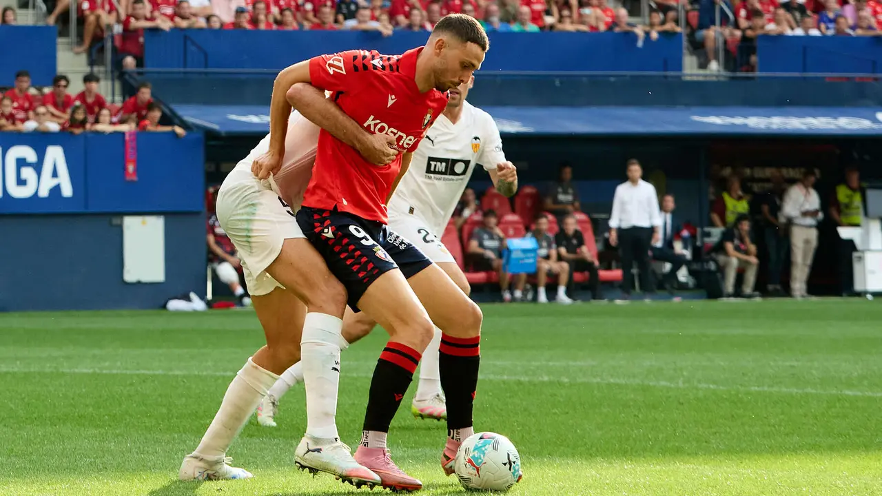 César Tárrega (5. Valencia CF) y Raúl García (9. CA Osasuna) durante el partido de La Liga EA Sports entre CA Osasuna y Valencia CF disputado en el estadio de El Sadar en Pamplona. IÑIGO ALZUGARAY