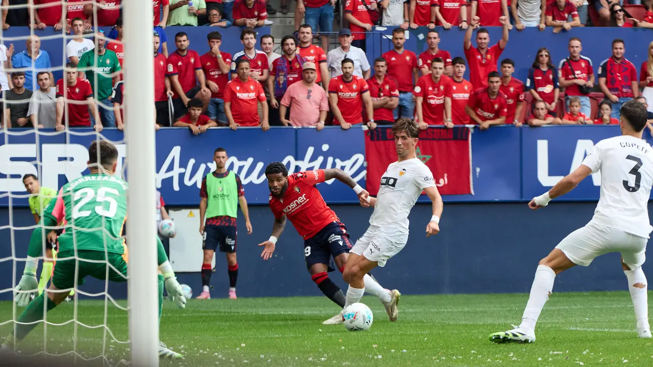 Julen Agirrezabala (25. Valencia CF), Valentin Rosier (19. CA Osasuna), Jesús Vázquez (21. Valencia CF) y José Copete (3. Valencia CF) durante el partido de La Liga EA Sports entre CA Osasuna y Valencia CF disputado en el estadio de El Sadar en Pamplona. IÑIGO ALZUGARAY