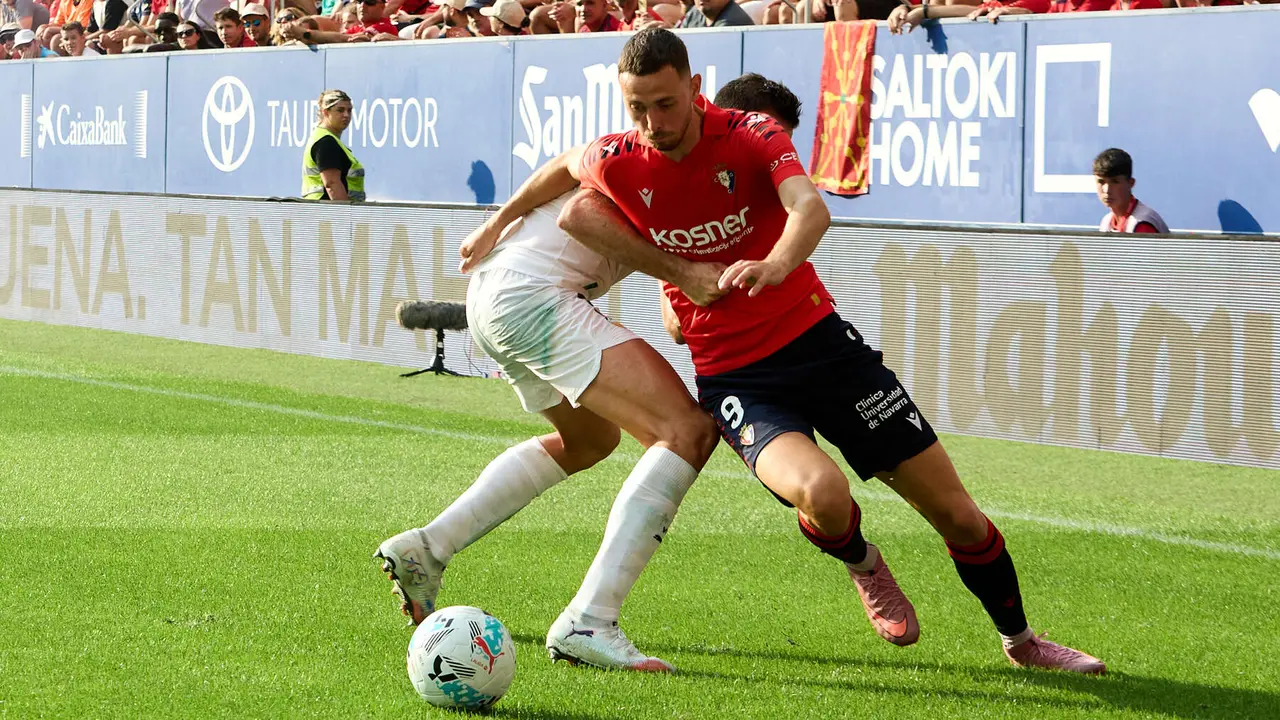 Raúl García (9. CA Osasuna) y César Tárrega (5. Valencia CF) durante el partido de La Liga EA Sports entre CA Osasuna y Valencia CF disputado en el estadio de El Sadar en Pamplona. IÑIGO ALZUGARAY