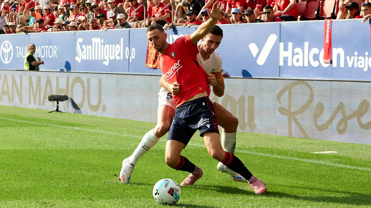 Raúl García (9. CA Osasuna) y César Tárrega (5. Valencia CF) durante el partido de La Liga EA Sports entre CA Osasuna y Valencia CF disputado en el estadio de El Sadar en Pamplona. IÑIGO ALZUGARAY