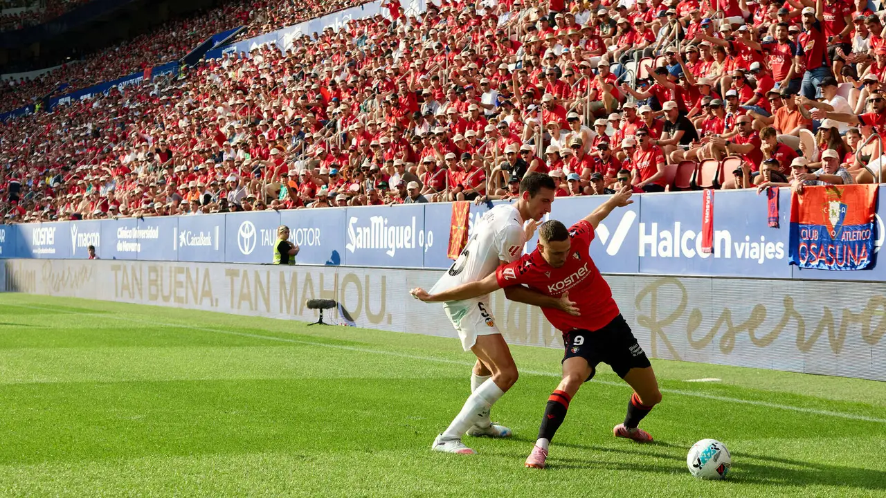 Raúl García (9. CA Osasuna) y César Tárrega (5. Valencia CF) durante el partido de La Liga EA Sports entre CA Osasuna y Valencia CF disputado en el estadio de El Sadar en Pamplona. IÑIGO ALZUGARAY