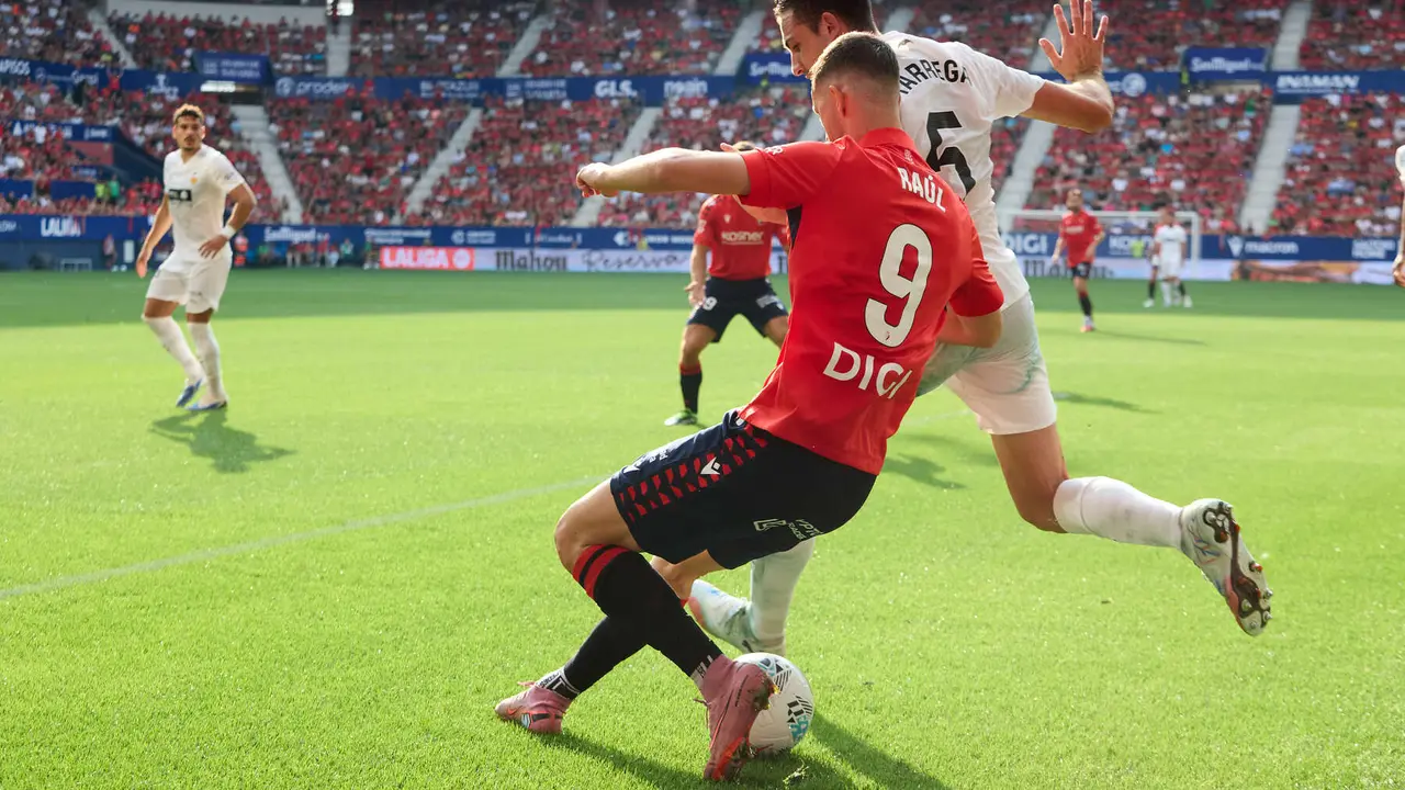 Raúl García (9. CA Osasuna) y César Tárrega (5. Valencia CF) durante el partido de La Liga EA Sports entre CA Osasuna y Valencia CF disputado en el estadio de El Sadar en Pamplona. IÑIGO ALZUGARAY