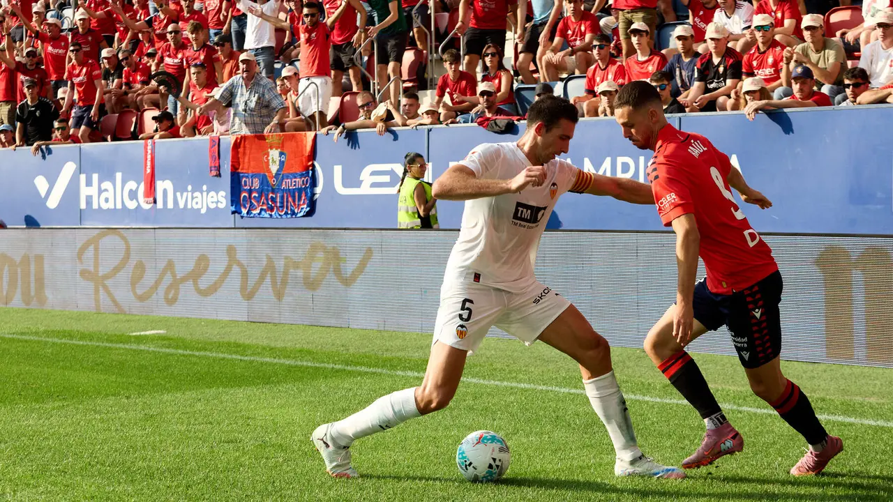 Raúl García (9. CA Osasuna) y César Tárrega (5. Valencia CF) durante el partido de La Liga EA Sports entre CA Osasuna y Valencia CF disputado en el estadio de El Sadar en Pamplona. IÑIGO ALZUGARAY