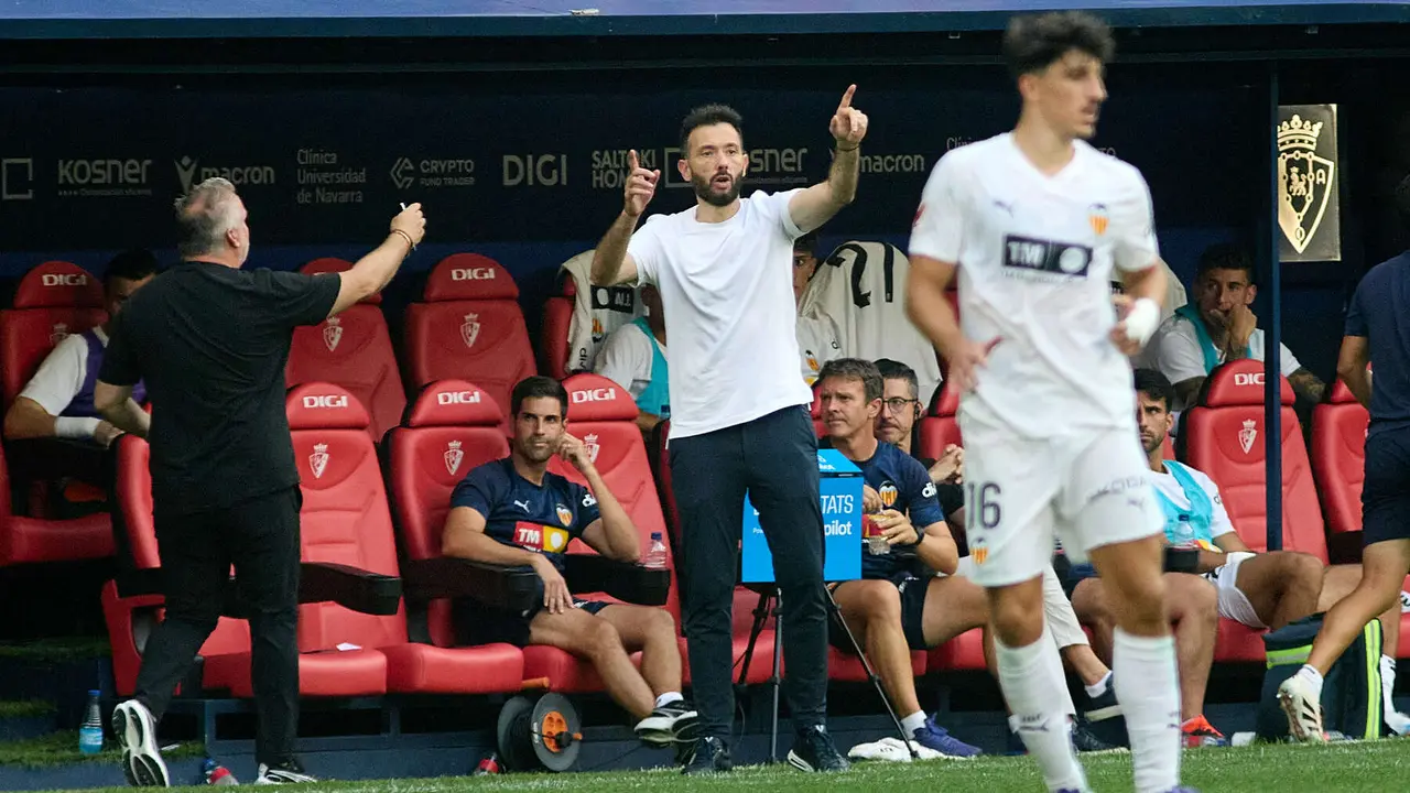 Partido de La Liga EA Sports entre CA Osasuna y Valencia CF disputado en el estadio de El Sadar en Pamplona. IÑIGO ALZUGARAY