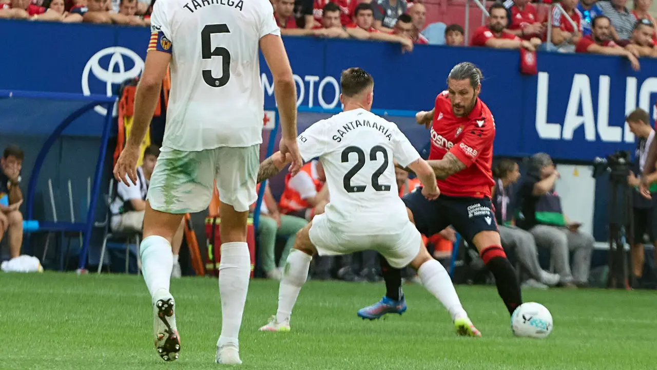 César Tárrega (5. Valencia CF), Baptiste Santamaria (22. Valencia CF) y Juan Cruz (3. CA Osasuna) durante el partido de La Liga EA Sports entre CA Osasuna y Valencia CF disputado en el estadio de El Sadar en Pamplona. IÑIGO ALZUGARAY