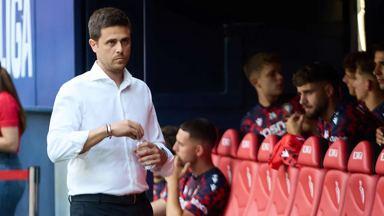 Alessio Lisci (entrenador CA Osasuna) durante el partido de La Liga EA Sports entre CA Osasuna y Valencia CF disputado en el estadio de El Sadar en Pamplona. IÑIGO ALZUGARAY