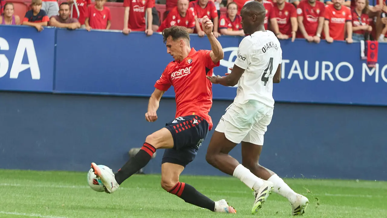 Ante Budimir (17. CA Osasuna) y Mouctar Diakhaby (4. Valencia CF) durante el partido de La Liga EA Sports entre CA Osasuna y Valencia CF disputado en el estadio de El Sadar en Pamplona. IÑIGO ALZUGARAY