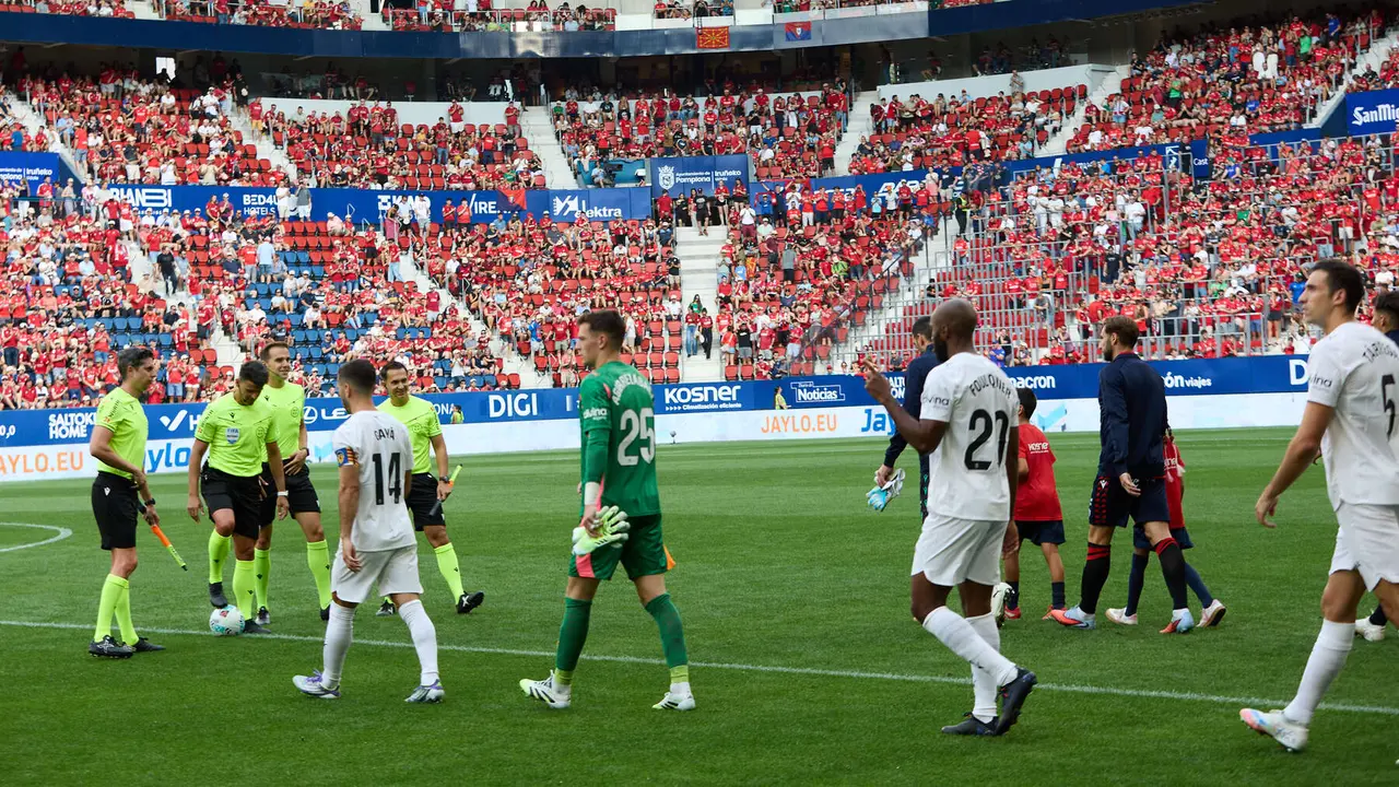 Partido de La Liga EA Sports entre CA Osasuna y Valencia CF disputado en el estadio de El Sadar en Pamplona. IÑIGO ALZUGARAY