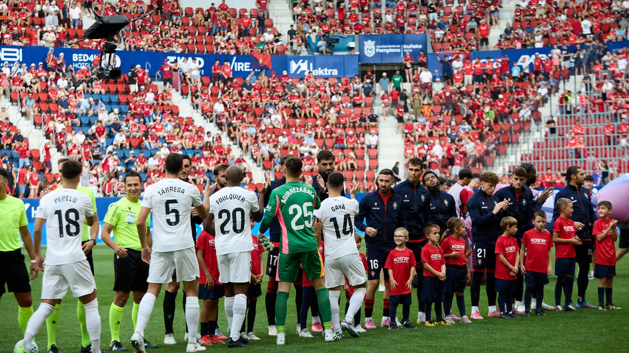 Partido de La Liga EA Sports entre CA Osasuna y Valencia CF disputado en el estadio de El Sadar en Pamplona. IÑIGO ALZUGARAY