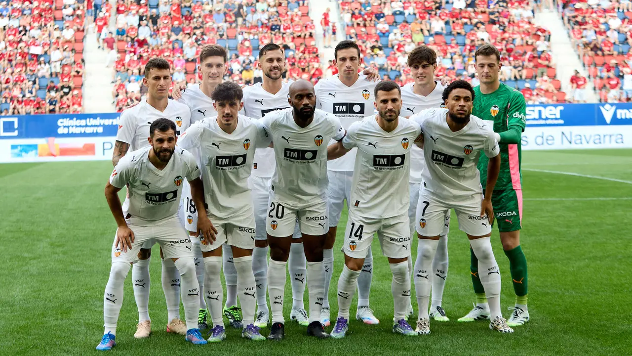 Partido de La Liga EA Sports entre CA Osasuna y Valencia CF disputado en el estadio de El Sadar en Pamplona. IÑIGO ALZUGARAY