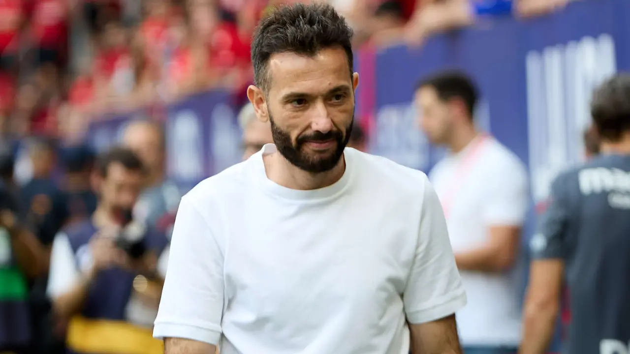 Carlos Corberán (entrenador Valencia CF) durante el partido de La Liga EA Sports entre CA Osasuna y Valencia CF disputado en el estadio de El Sadar en Pamplona. IÑIGO ALZUGARAY