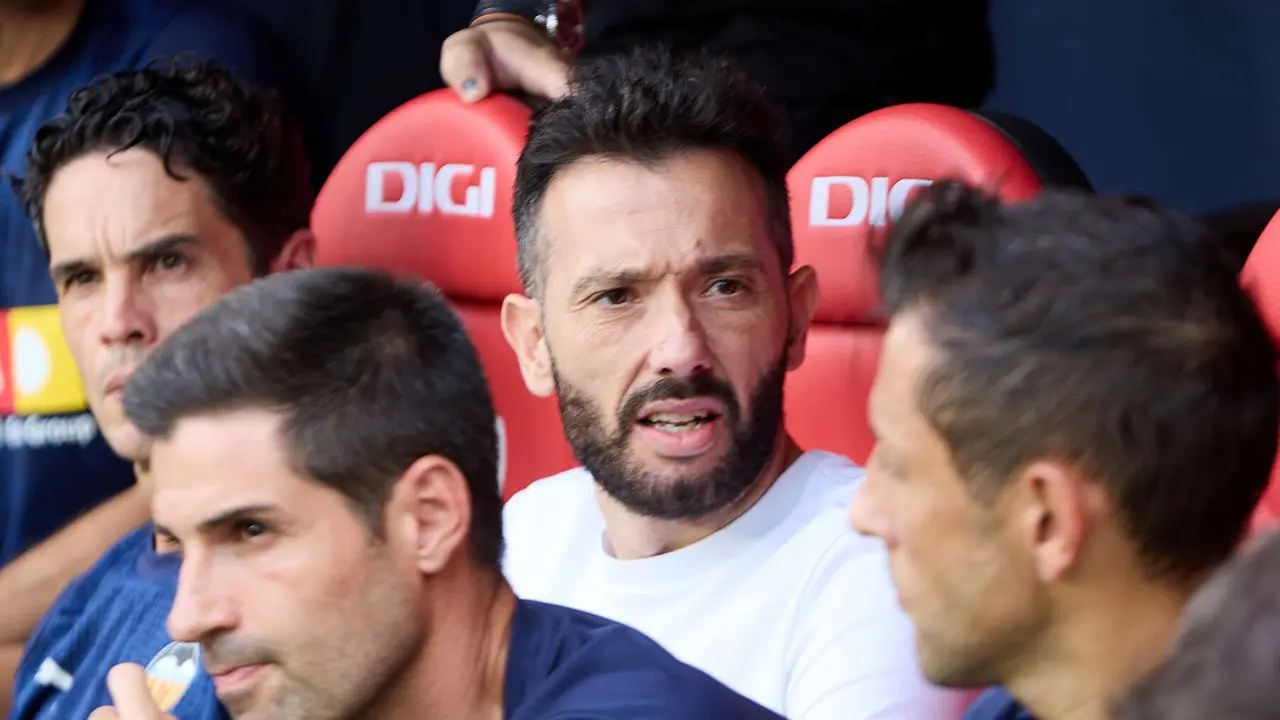 Carlos Corberán (entrenador Valencia CF) durante el partido de La Liga EA Sports entre CA Osasuna y Valencia CF disputado en el estadio de El Sadar en Pamplona. IÑIGO ALZUGARAY