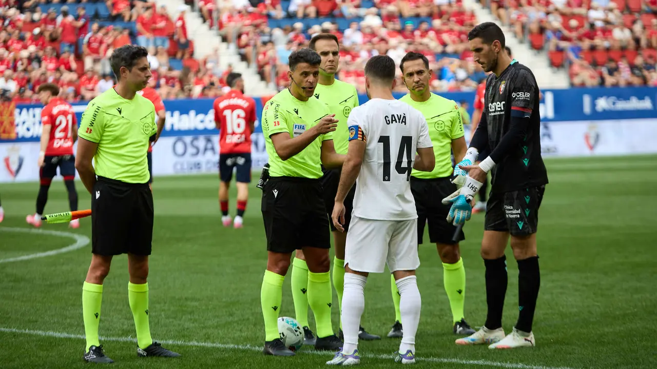 Partido de La Liga EA Sports entre CA Osasuna y Valencia CF disputado en el estadio de El Sadar en Pamplona. IÑIGO ALZUGARAY