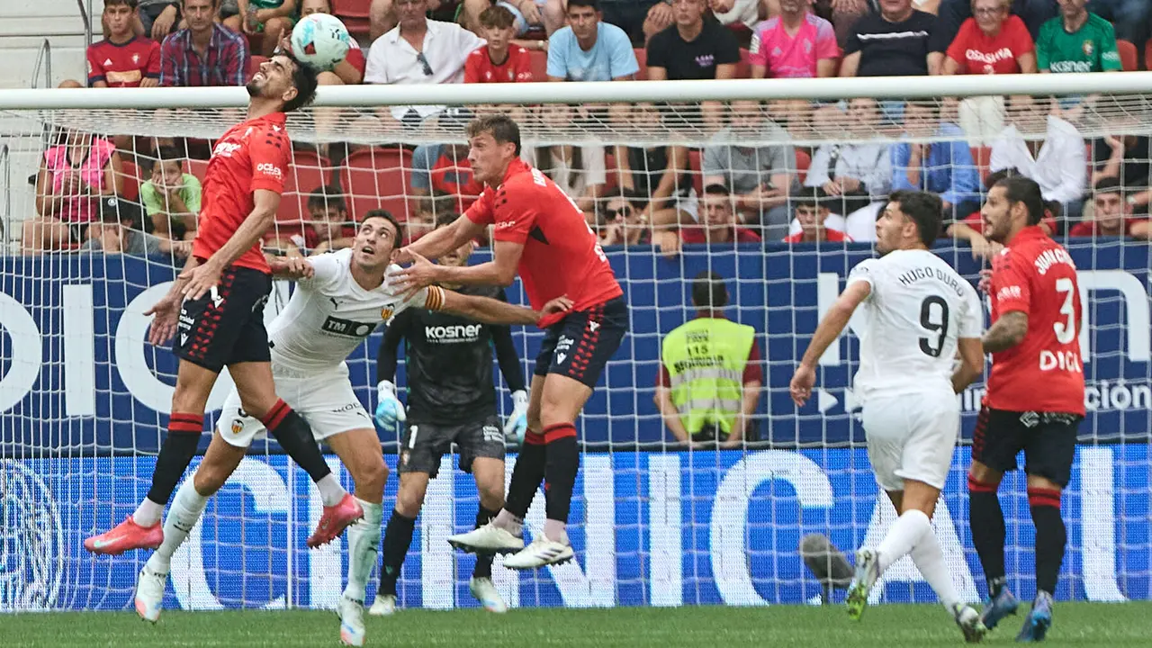 Alejandro Catena (24. CA Osasuna), José Copete (3. Valencia CF), Jorge Herrando (5. CA Osasuna), Hugo Duro (9. Valencia CF) y Juan Cruz (3. CA Osasuna) durante el partido de La Liga EA Sports entre CA Osasuna y Valencia CF disputado en el estadio de El Sadar en Pamplona. IÑIGO ALZUGARAY