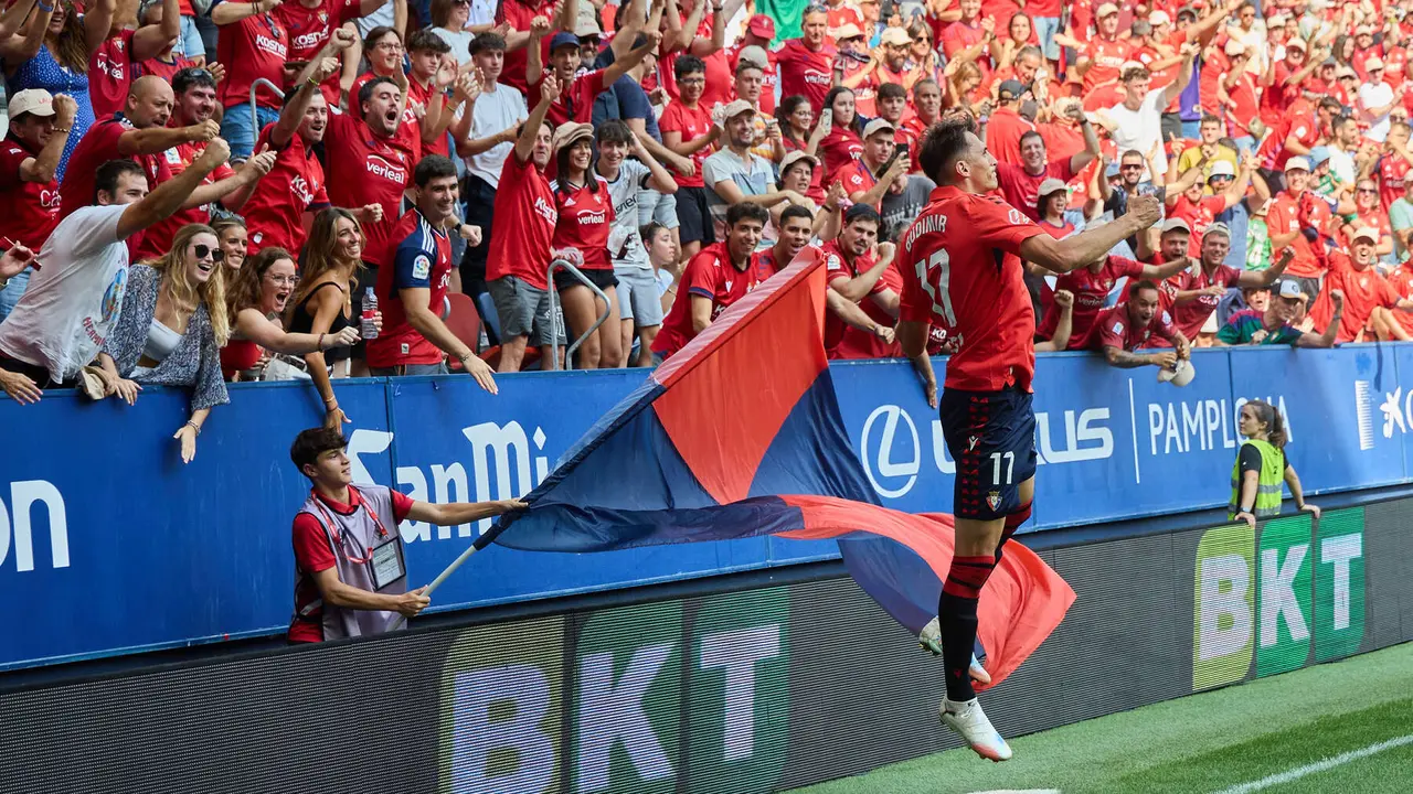 Los jugadores de Osasuna celebran el gol de Ante Budimir (1-0) durante el partido de La Liga EA Sports entre CA Osasuna y Valencia CF disputado en el estadio de El Sadar en Pamplona. IÑIGO ALZUGARAY