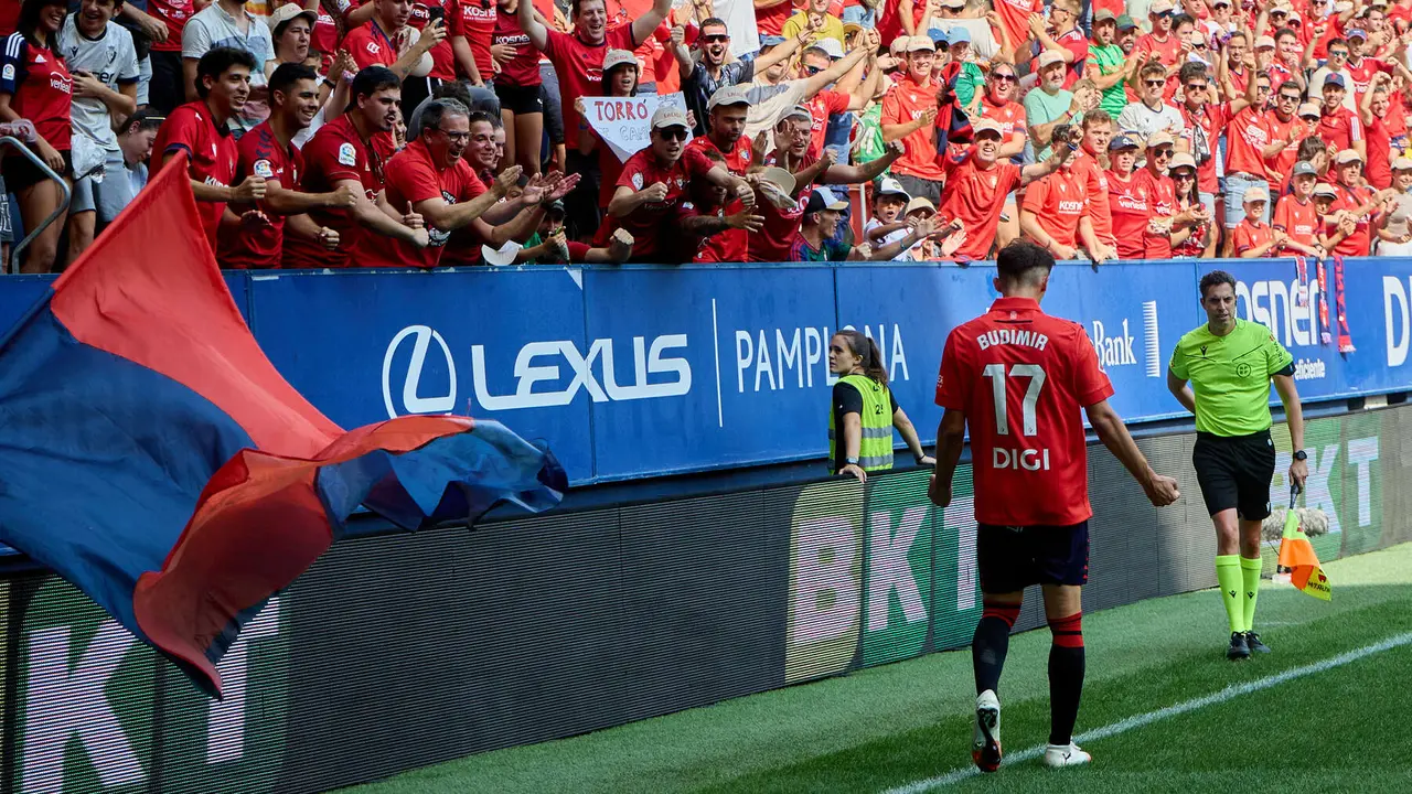 Los jugadores de Osasuna celebran el gol de Ante Budimir (1-0) durante el partido de La Liga EA Sports entre CA Osasuna y Valencia CF disputado en el estadio de El Sadar en Pamplona. IÑIGO ALZUGARAY