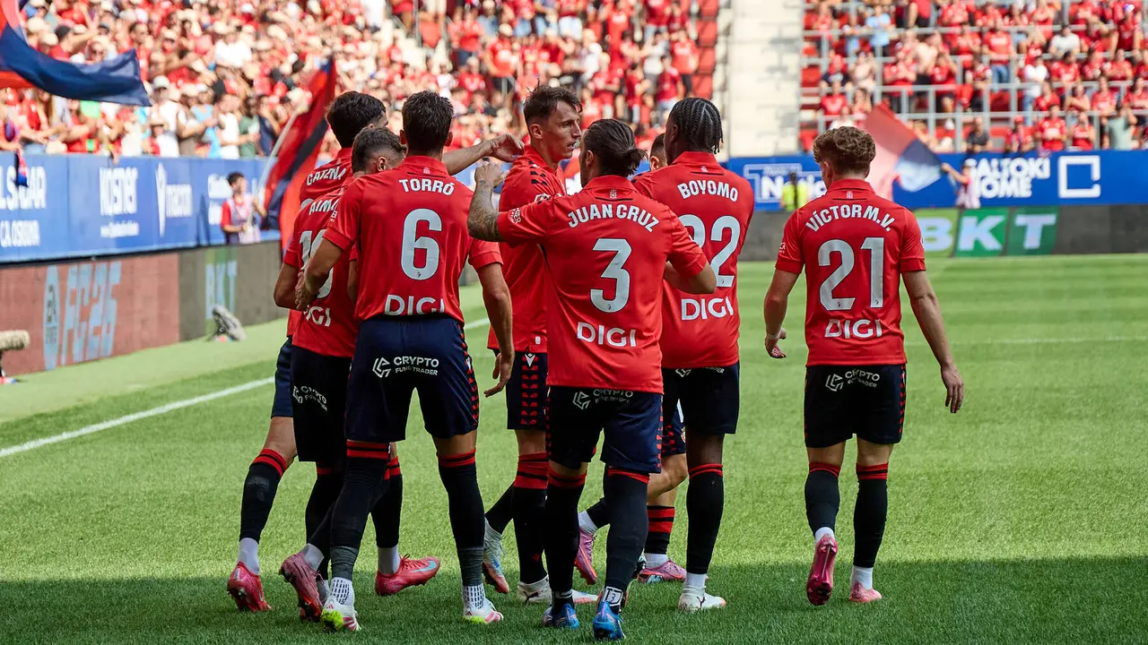 Los jugadores de Osasuna celebran el gol de Ante Budimir (1-0) durante el partido de La Liga EA Sports entre CA Osasuna y Valencia CF disputado en el estadio de El Sadar en Pamplona. IÑIGO ALZUGARAY