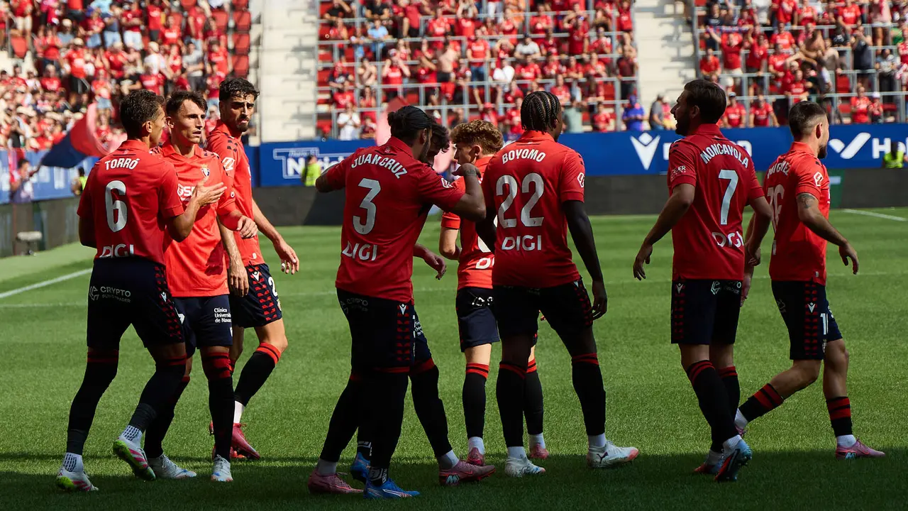 Los jugadores de Osasuna celebran el gol de Ante Budimir (1-0) durante el partido de La Liga EA Sports entre CA Osasuna y Valencia CF disputado en el estadio de El Sadar en Pamplona. IÑIGO ALZUGARAY