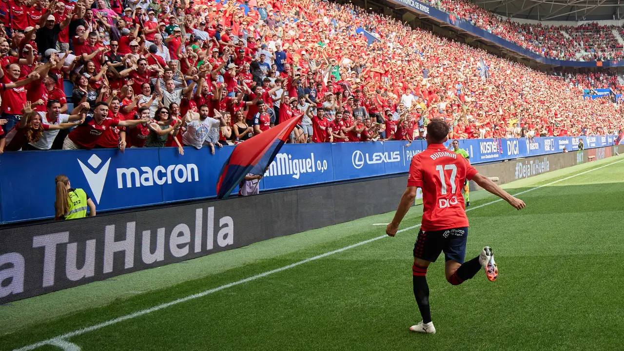 Los jugadores de Osasuna celebran el gol de Ante Budimir (1-0) durante el partido de La Liga EA Sports entre CA Osasuna y Valencia CF disputado en el estadio de El Sadar en Pamplona. IÑIGO ALZUGARAY