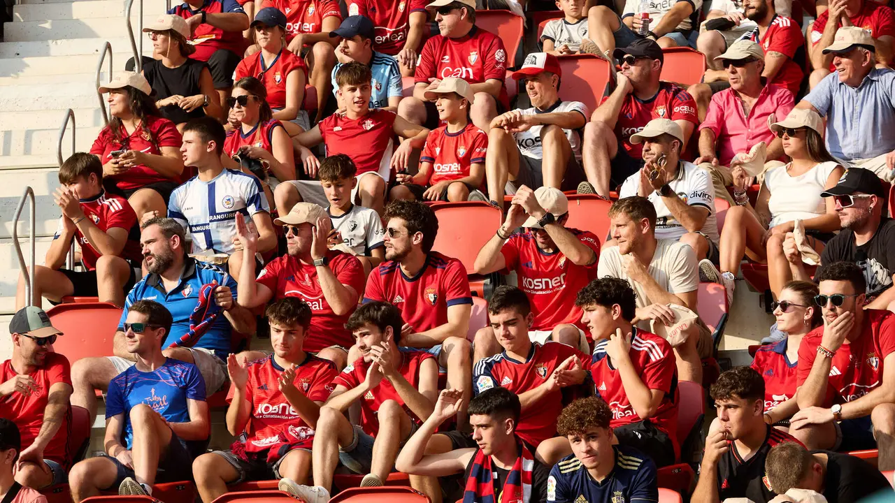 La grada del estadio de El Sadar durante el partido de La Liga EA Sports entre CA Osasuna y Valencia CF disputado en Pamplona. IÑIGO ALZUGARAY