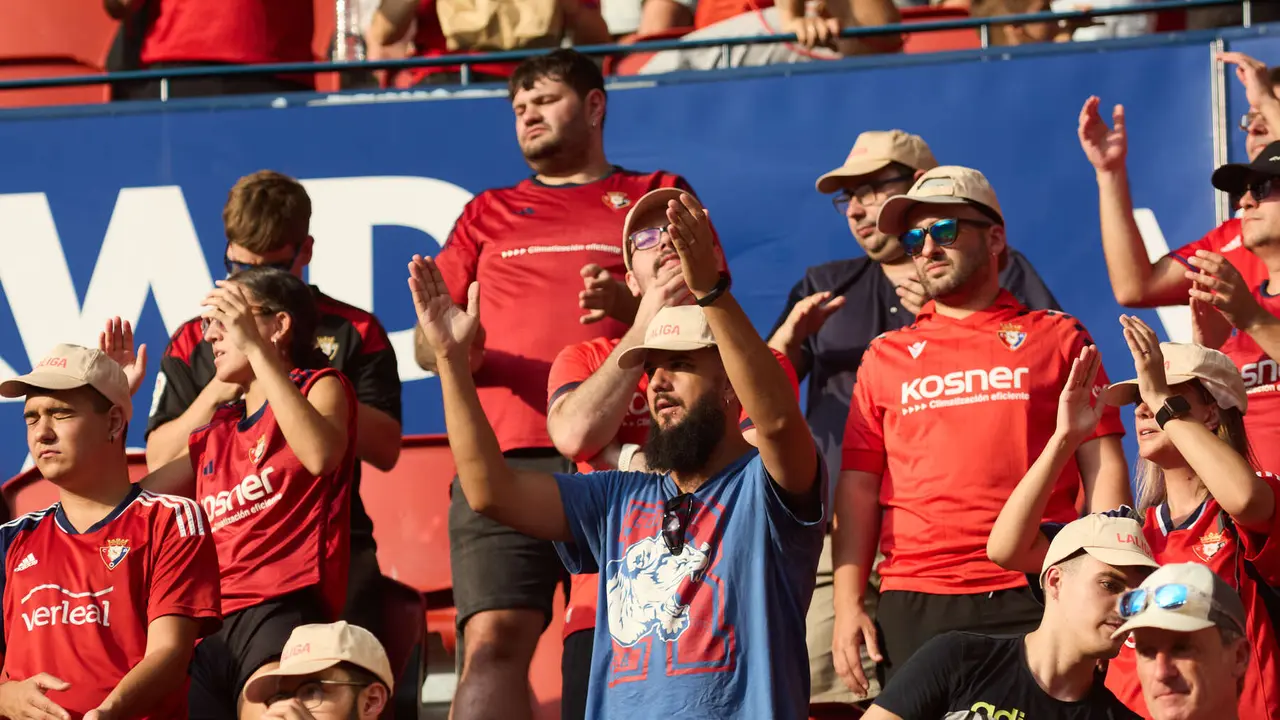 La grada del estadio de El Sadar durante el partido de La Liga EA Sports entre CA Osasuna y Valencia CF disputado en Pamplona. IÑIGO ALZUGARAY