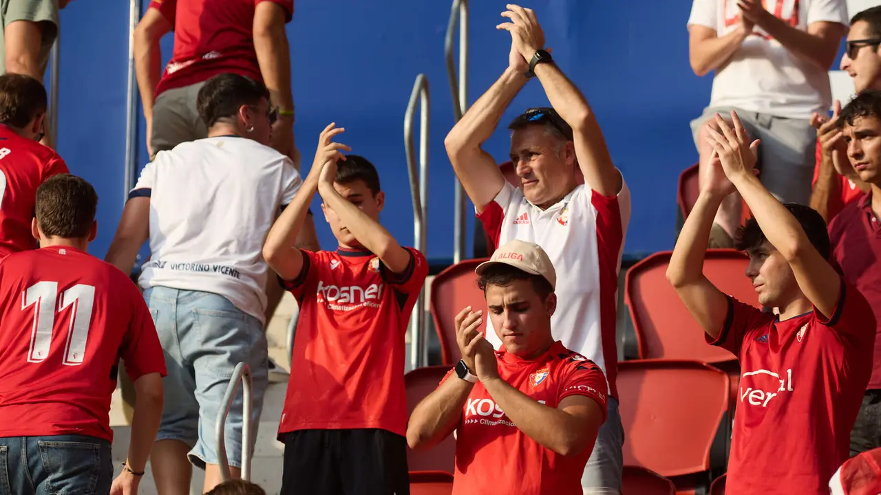 La grada del estadio de El Sadar durante el partido de La Liga EA Sports entre CA Osasuna y Valencia CF disputado en Pamplona. IÑIGO ALZUGARAY