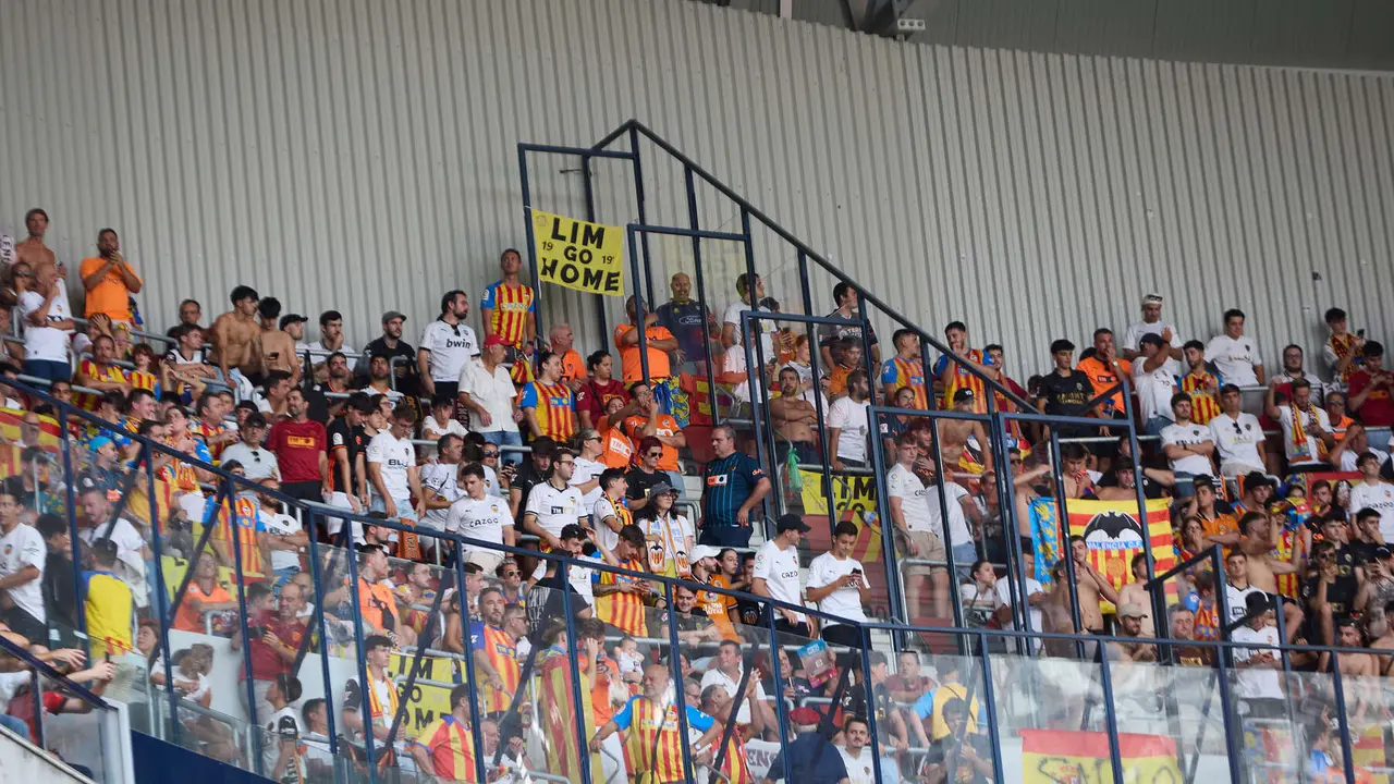 La grada del estadio de El Sadar durante el partido de La Liga EA Sports entre CA Osasuna y Valencia CF disputado en Pamplona. IÑIGO ALZUGARAY