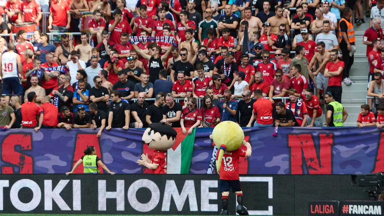 La grada del estadio de El Sadar durante el partido de La Liga EA Sports entre CA Osasuna y Valencia CF disputado en Pamplona. IÑIGO ALZUGARAY
