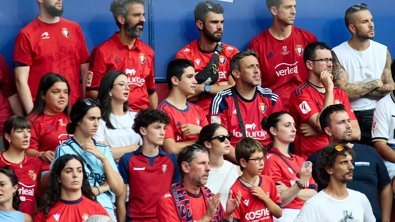 La grada del estadio de El Sadar durante el partido de La Liga EA Sports entre CA Osasuna y Valencia CF disputado en Pamplona. IÑIGO ALZUGARAY