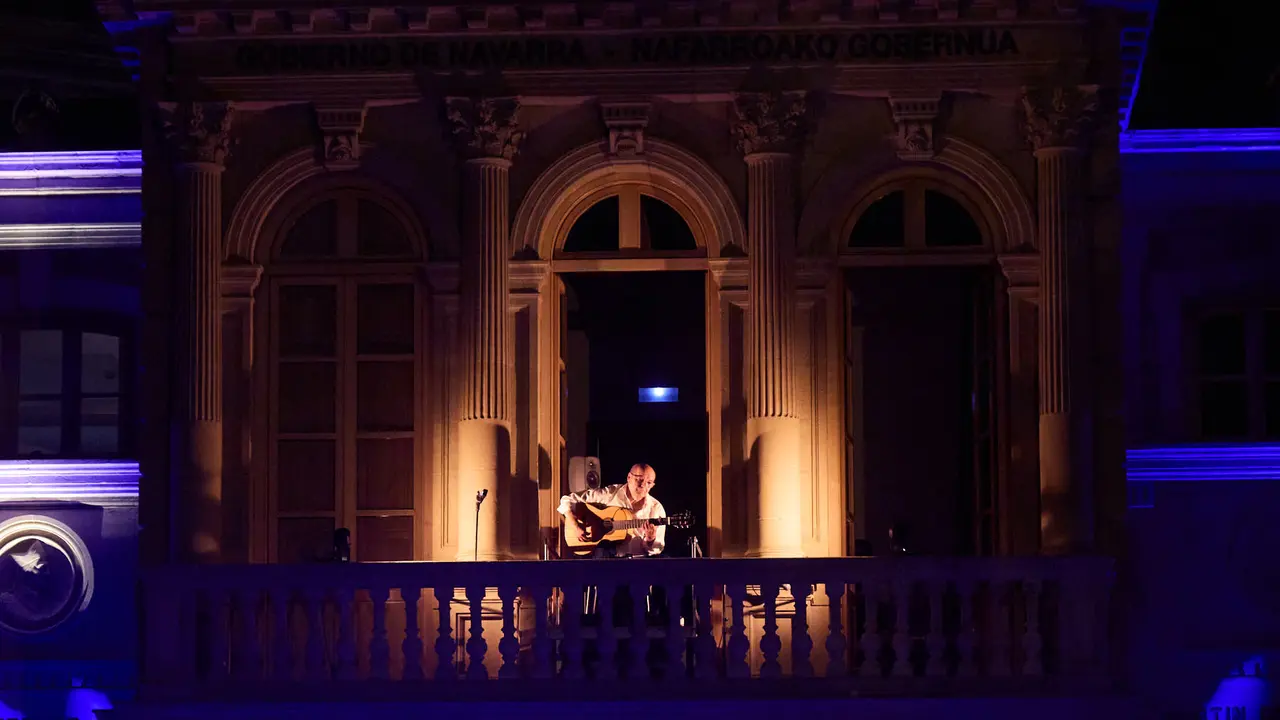 Concierto del guitarrista Miguel Vargas en el balcón del Palacio de Navarra en Pamplona dentro de la XII edición del festival Flamenco On Fire. IÑIGO ALZUGARAY