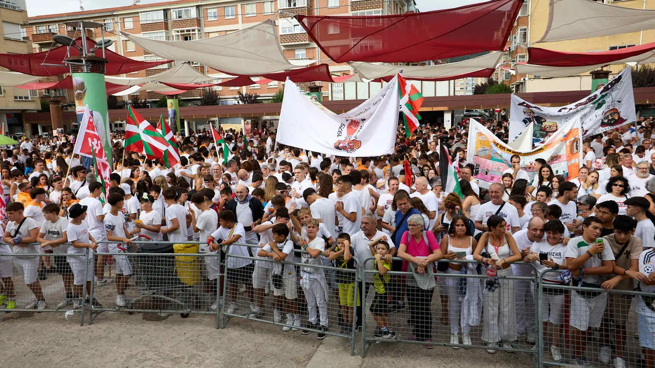 Inicio de las fiestas de Berriozar 2025 con el lanzamiento del chupinazo en la Plaza Eguzki a cargo de la peña Zulo Alai Elkartea que celebra su 50º aniversario.IÑIGO ALZUGARAY