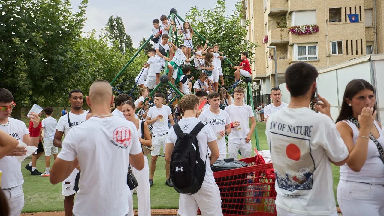 Inicio de las fiestas de Berriozar 2025 con el lanzamiento del chupinazo en la Plaza Eguzki a cargo de la peña Zulo Alai Elkartea que celebra su 50º aniversario.IÑIGO ALZUGARAY