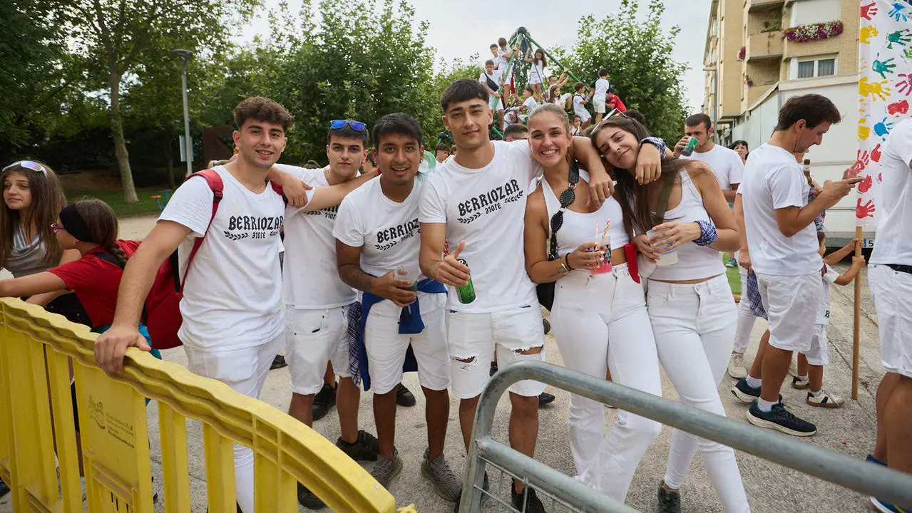 Inicio de las fiestas de Berriozar 2025 con el lanzamiento del chupinazo en la Plaza Eguzki a cargo de la peña Zulo Alai Elkartea que celebra su 50º aniversario.IÑIGO ALZUGARAY