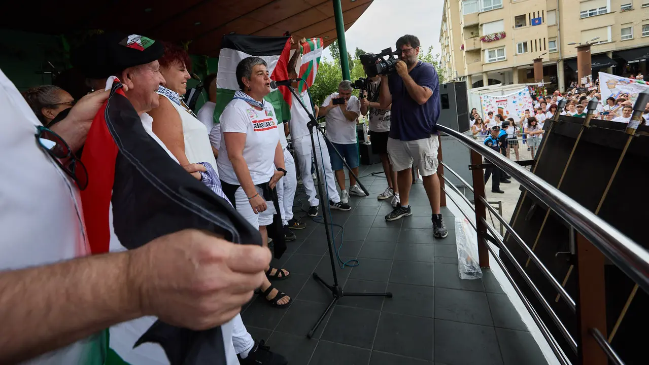 Inicio de las fiestas de Berriozar 2025 con el lanzamiento del chupinazo en la Plaza Eguzki a cargo de la peña Zulo Alai Elkartea que celebra su 50º aniversario.IÑIGO ALZUGARAY