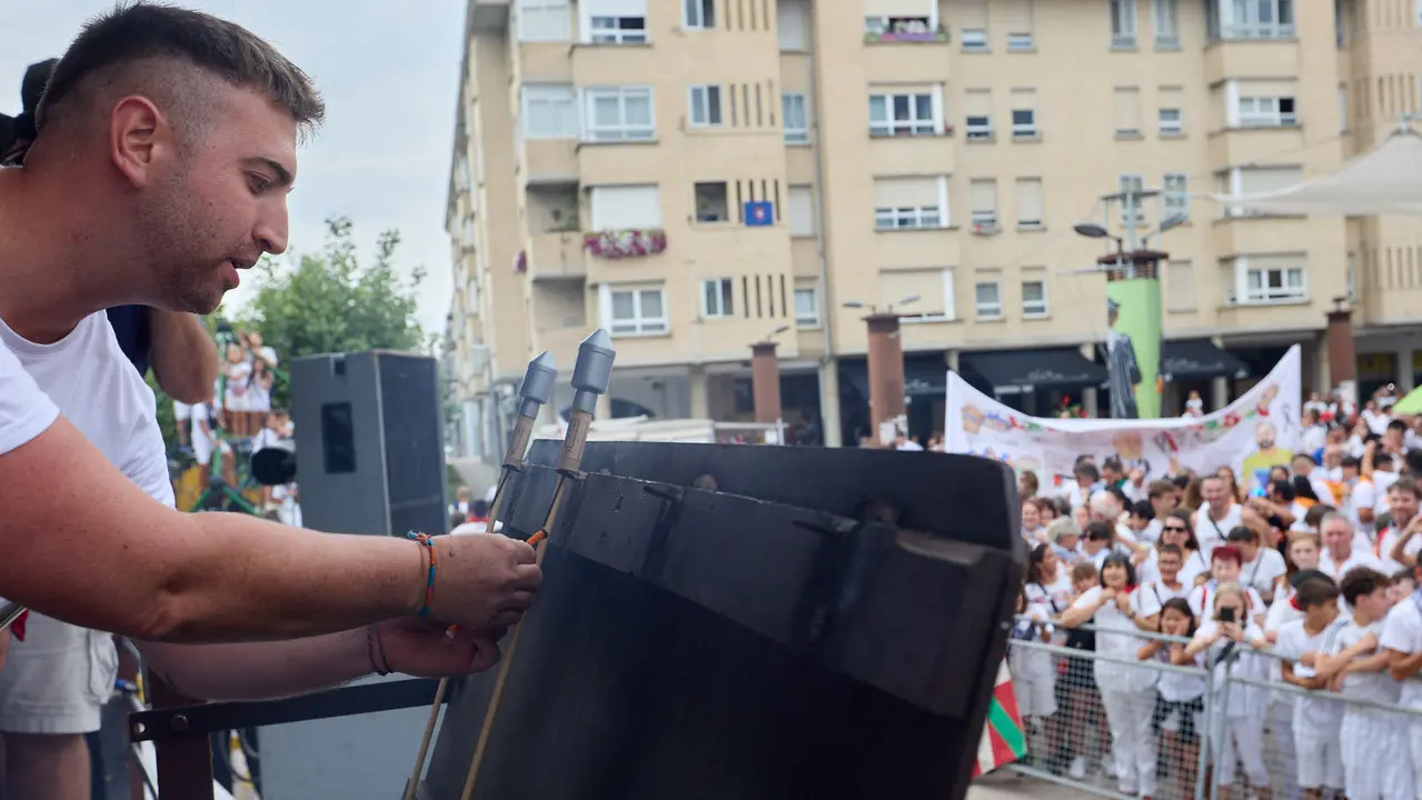 Inicio de las fiestas de Berriozar 2025 con el lanzamiento del chupinazo en la Plaza Eguzki a cargo de la peña Zulo Alai Elkartea que celebra su 50º aniversario.IÑIGO ALZUGARAY