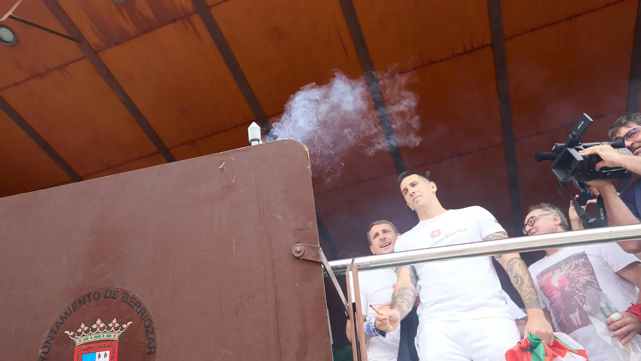 Inicio de las fiestas de Berriozar 2025 con el lanzamiento del chupinazo en la Plaza Eguzki a cargo de la peña Zulo Alai Elkartea que celebra su 50º aniversario.IÑIGO ALZUGARAY