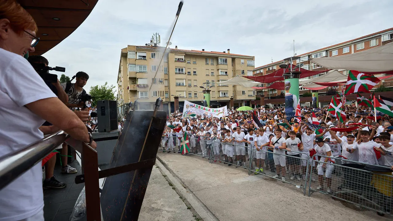 Inicio de las fiestas de Berriozar 2025 con el lanzamiento del chupinazo en la Plaza Eguzki a cargo de la peña Zulo Alai Elkartea que celebra su 50º aniversario.IÑIGO ALZUGARAY