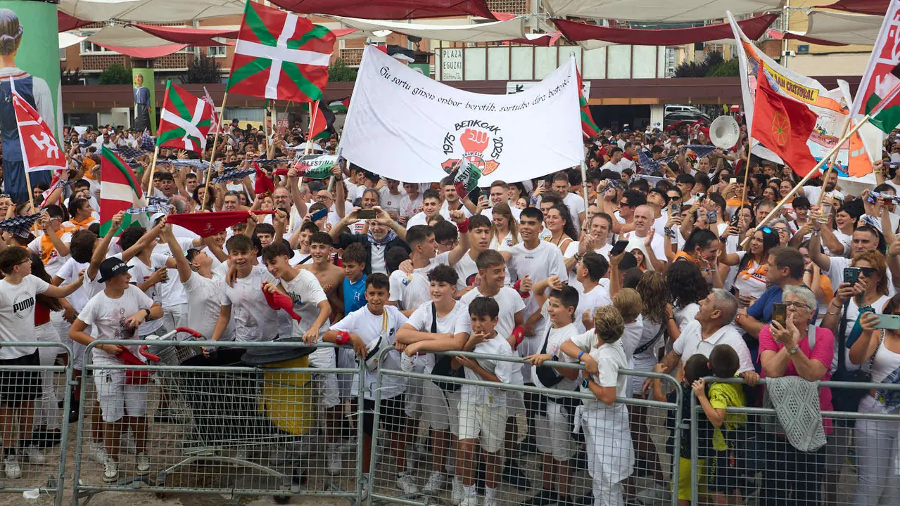 Inicio de las fiestas de Berriozar 2025 con el lanzamiento del chupinazo en la Plaza Eguzki a cargo de la peña Zulo Alai Elkartea que celebra su 50º aniversario.IÑIGO ALZUGARAY