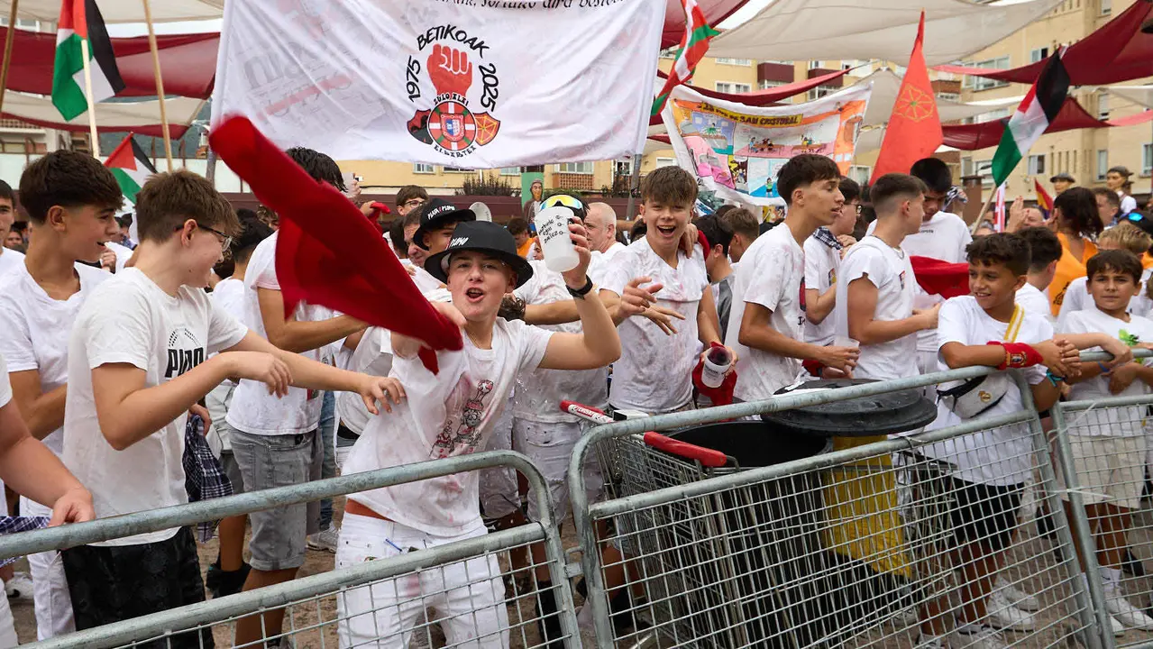 Inicio de las fiestas de Berriozar 2025 con el lanzamiento del chupinazo en la Plaza Eguzki a cargo de la peña Zulo Alai Elkartea que celebra su 50º aniversario.IÑIGO ALZUGARAY