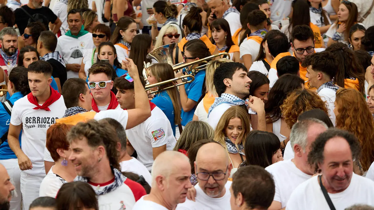 Inicio de las fiestas de Berriozar 2025 con el lanzamiento del chupinazo en la Plaza Eguzki a cargo de la peña Zulo Alai Elkartea que celebra su 50º aniversario.IÑIGO ALZUGARAY