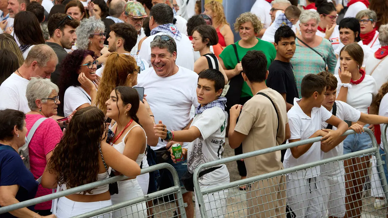 Inicio de las fiestas de Berriozar 2025 con el lanzamiento del chupinazo en la Plaza Eguzki a cargo de la peña Zulo Alai Elkartea que celebra su 50º aniversario.IÑIGO ALZUGARAY
