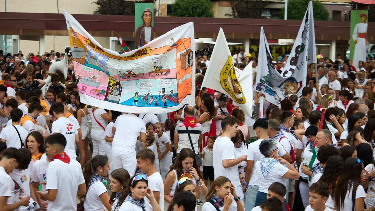Inicio de las fiestas de Berriozar 2025 con el lanzamiento del chupinazo en la Plaza Eguzki a cargo de la peña Zulo Alai Elkartea que celebra su 50º aniversario.IÑIGO ALZUGARAY