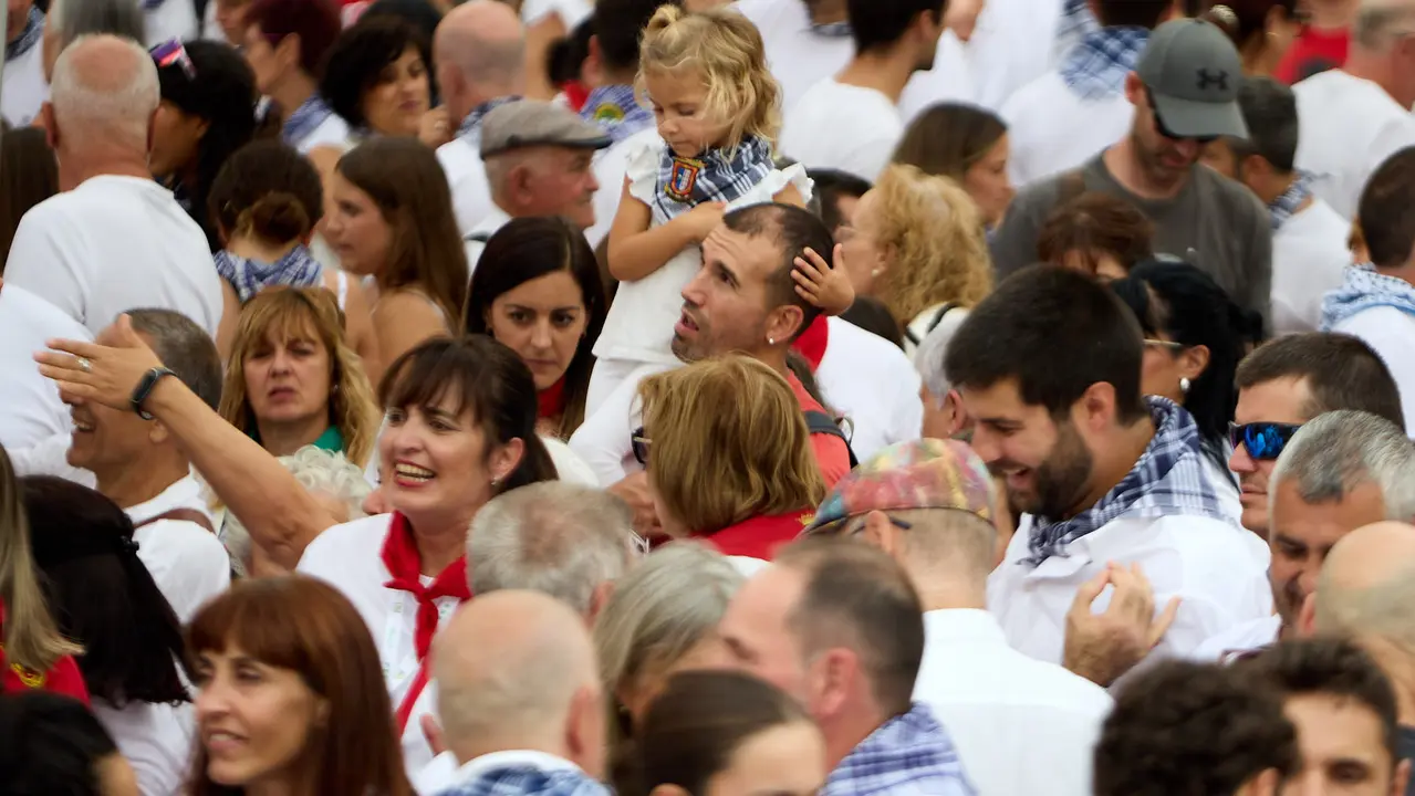 Inicio de las fiestas de Berriozar 2025 con el lanzamiento del chupinazo en la Plaza Eguzki a cargo de la peña Zulo Alai Elkartea que celebra su 50º aniversario.IÑIGO ALZUGARAY