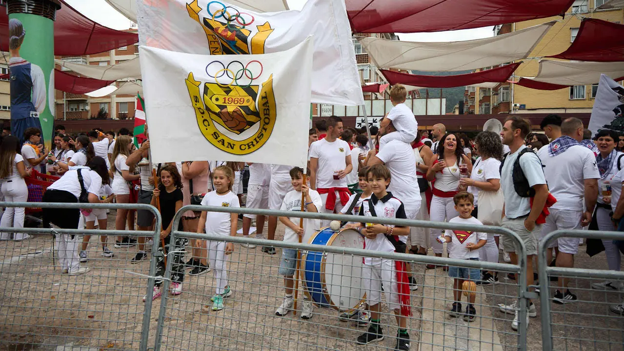 Inicio de las fiestas de Berriozar 2025 con el lanzamiento del chupinazo en la Plaza Eguzki a cargo de la peña Zulo Alai Elkartea que celebra su 50º aniversario.IÑIGO ALZUGARAY