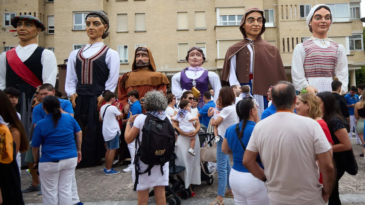 Inicio de las fiestas de Berriozar 2025 con el lanzamiento del chupinazo en la Plaza Eguzki a cargo de la peña Zulo Alai Elkartea que celebra su 50º aniversario.IÑIGO ALZUGARAY