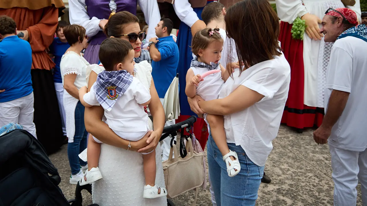 Inicio de las fiestas de Berriozar 2025 con el lanzamiento del chupinazo en la Plaza Eguzki a cargo de la peña Zulo Alai Elkartea que celebra su 50º aniversario.IÑIGO ALZUGARAY