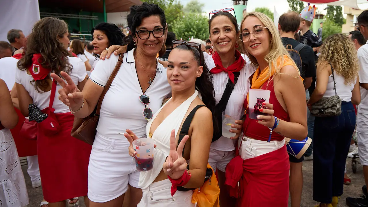 Inicio de las fiestas de Berriozar 2025 con el lanzamiento del chupinazo en la Plaza Eguzki a cargo de la peña Zulo Alai Elkartea que celebra su 50º aniversario.IÑIGO ALZUGARAY
