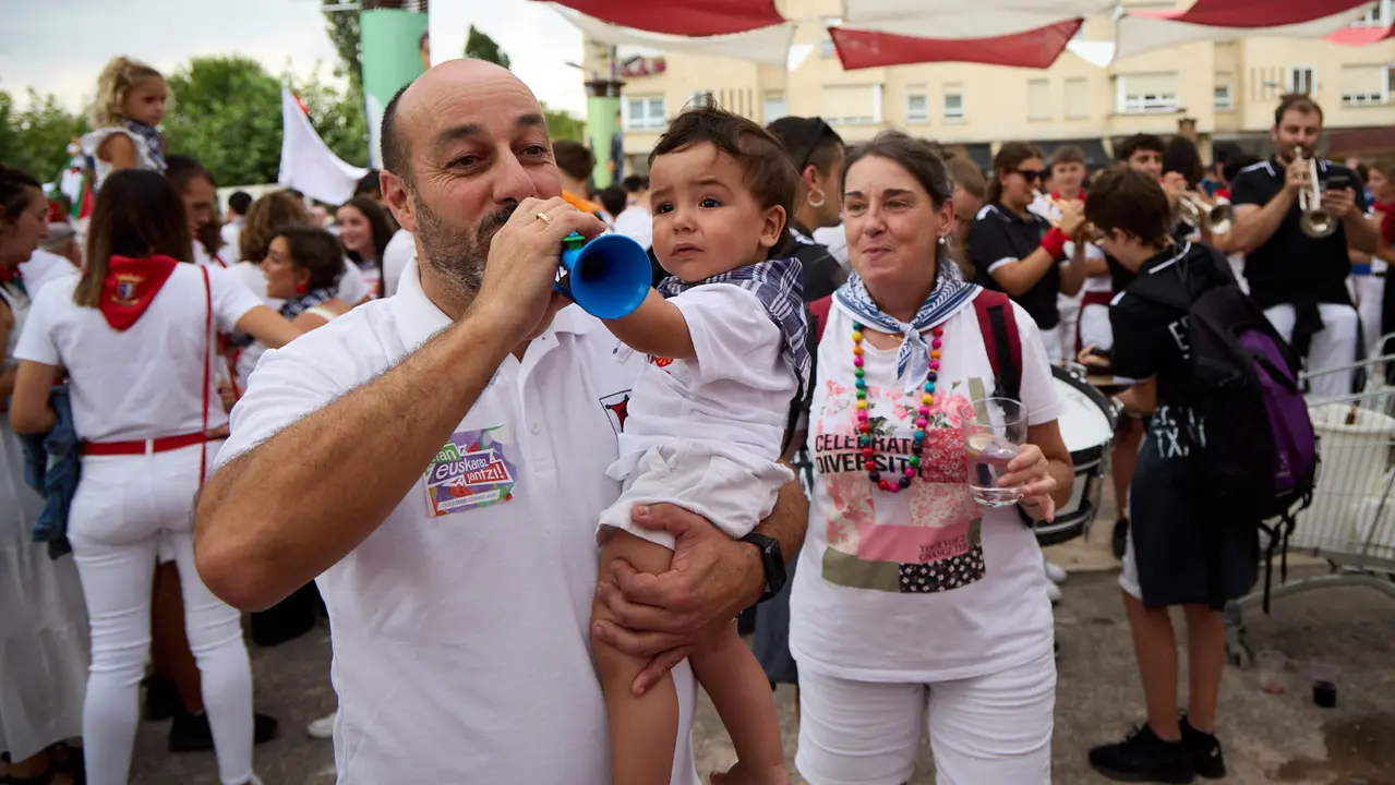 Inicio de las fiestas de Berriozar 2025 con el lanzamiento del chupinazo en la Plaza Eguzki a cargo de la peña Zulo Alai Elkartea que celebra su 50º aniversario.IÑIGO ALZUGARAY